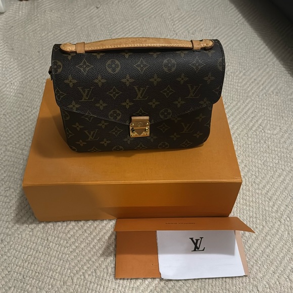 LOUIS VUITTON
Monogram Pochette Metis - Picture 1 of 10